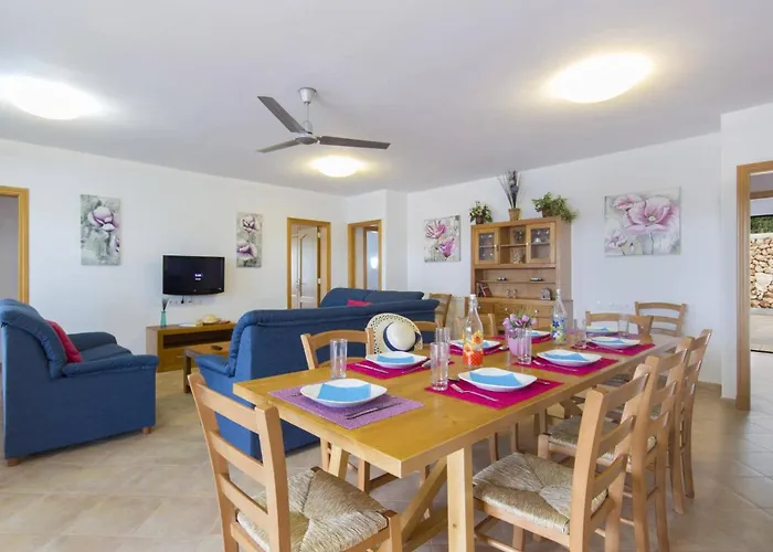 By Villa Santo Tomás