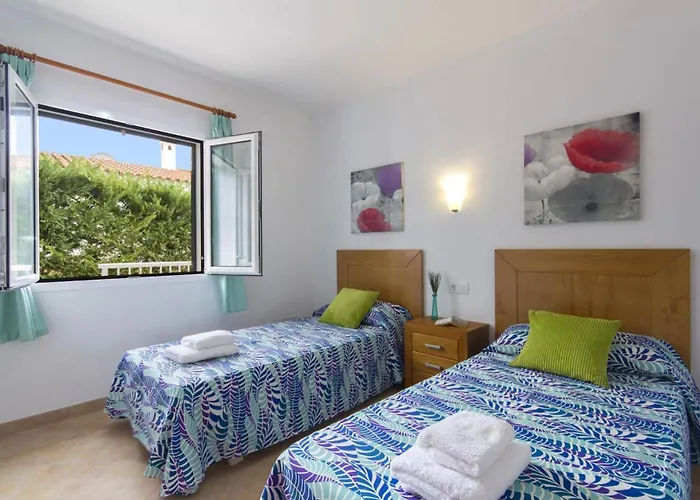 By Villa Santo Tomás