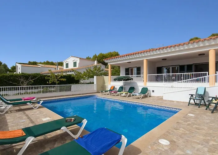 By Villa Santo Tomás